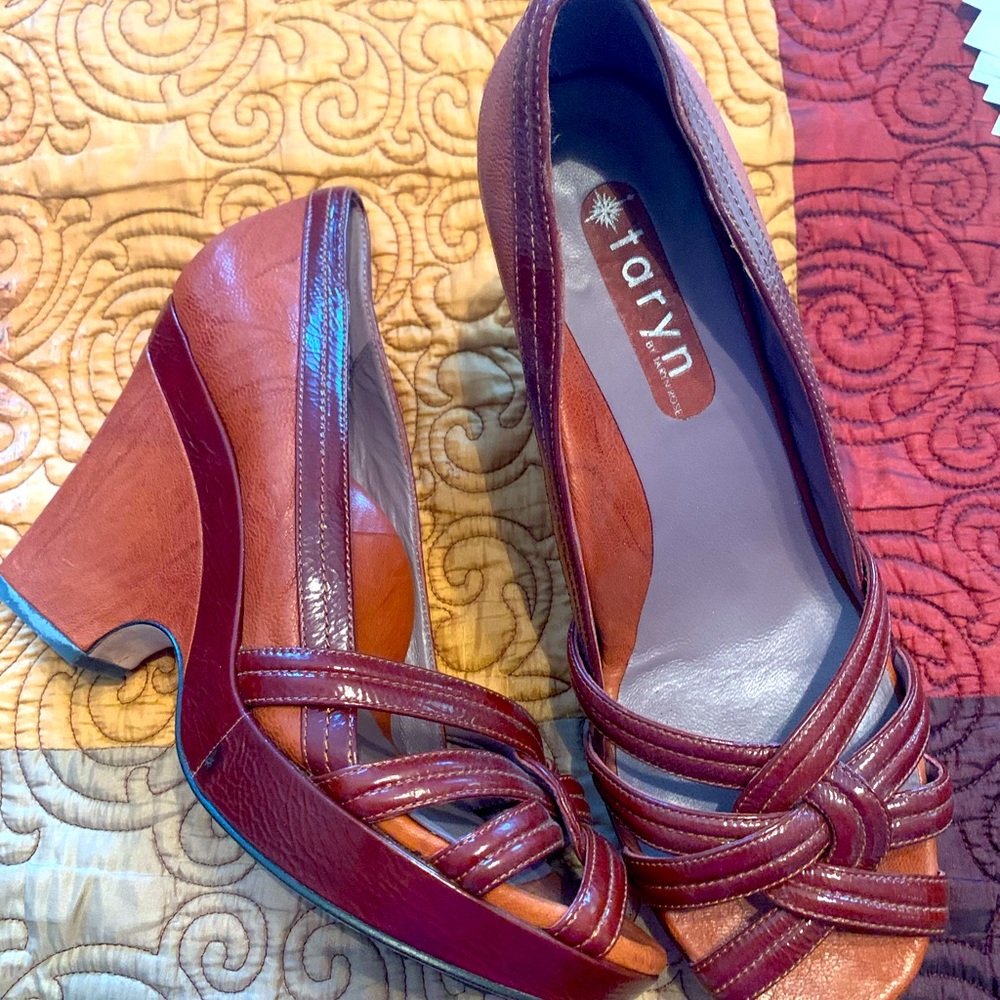 Gently used; good condition wedge with extra arch support.